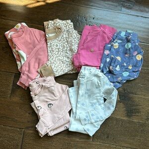 Set of 6 long sleeve/pants pjs from Old Navy and Gap. 5T